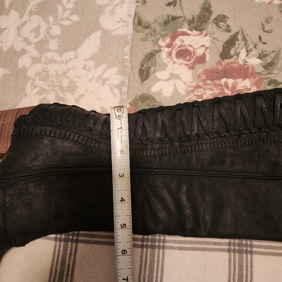 Boots - Picture 5 of 7